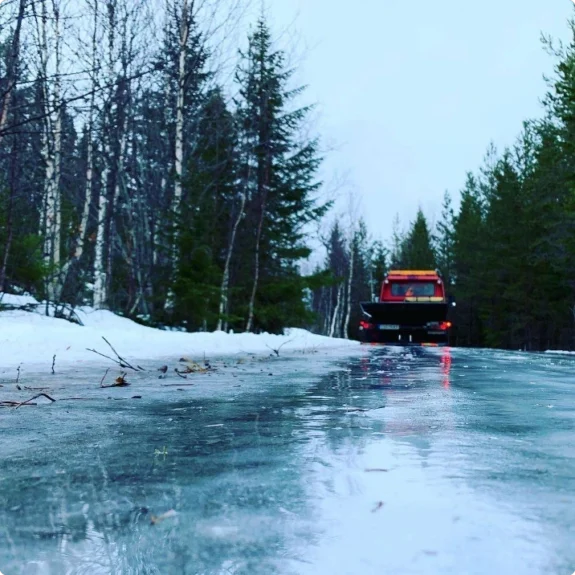 Årebärgarn på utryckning på ett svårt, isigt och spårigt vinterväglag i Jämtlandsskogen.