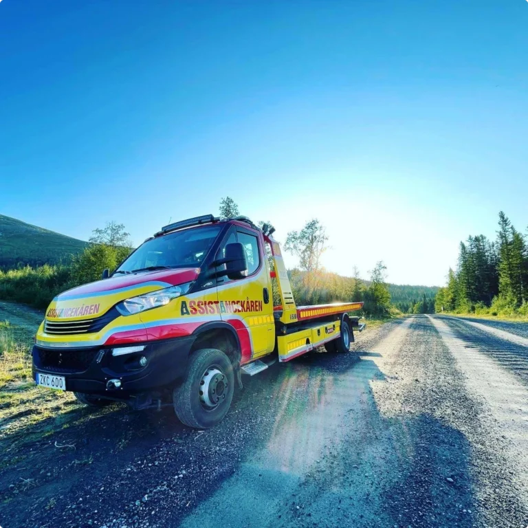Årebärgarn ute på ett sommaruppdrag längs de jämtländska grusvägarna mot nästa kund eller verkstad.