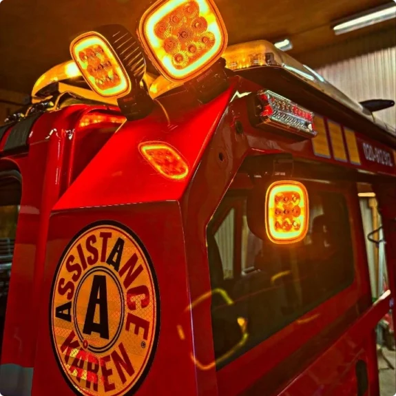 Närbild på tända orangea varningsljus på taket av en bärgare från Assistancekåren.